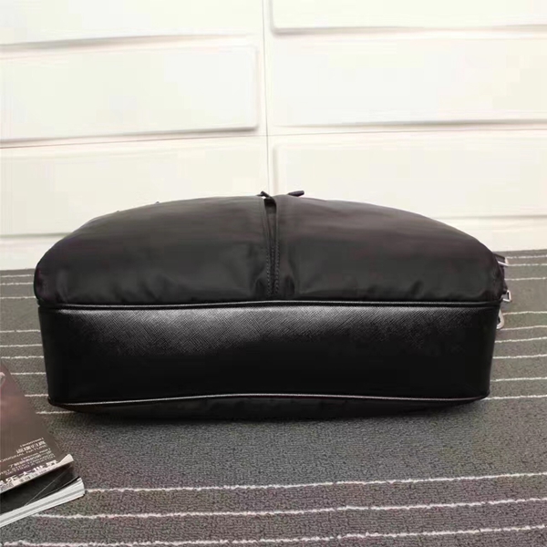 プラダバッグ側面デザイン